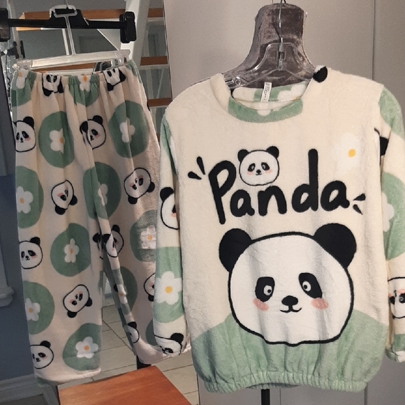 Yisier Other - NWT SO CUTE🐼Panda Print Plush COZY Pajama Set - Cream & Green Fits Sz S/M
